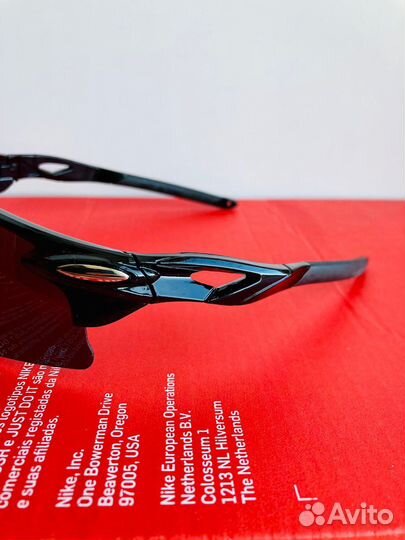 Чёрные спортивные солнцезащитные очки