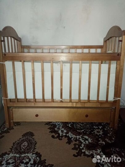 Детская кроватка с продольным маятником