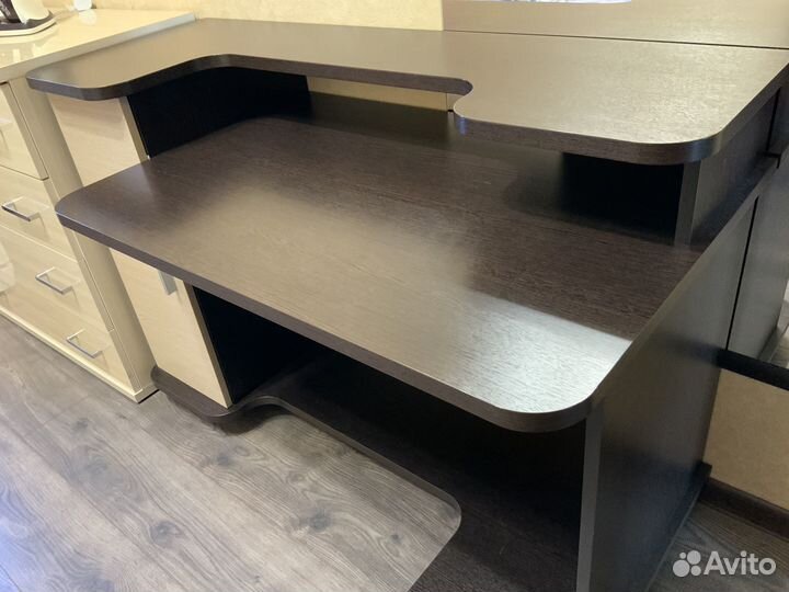 Письменный стол