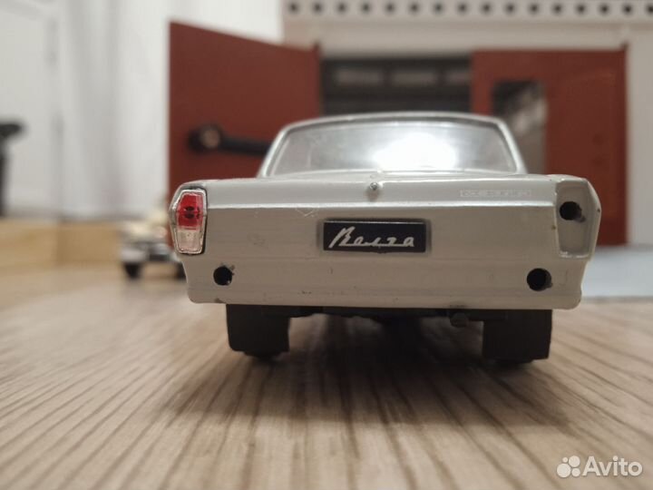 Модель автомобиля 1:43