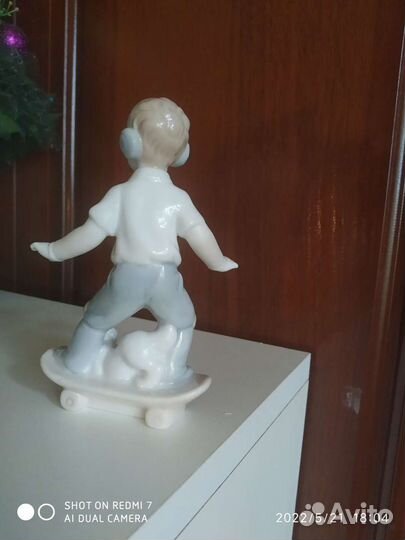Фарфоровая статуэтка мальчик на скейте с пёсиком