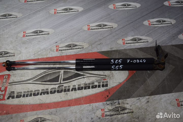 Амортизатор задней двери c Subaru Forester SG5 EJ2