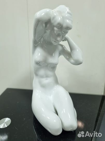 Статуэтка обнажённой девушки, дефект