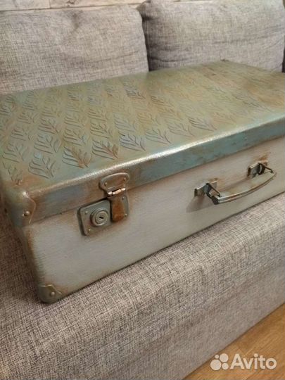 Чемодан декоративный