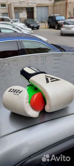 Боксерские перчатки и шлем