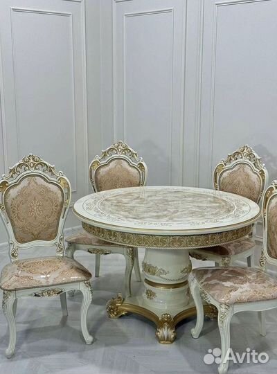 Большой обеденный стол и стулья