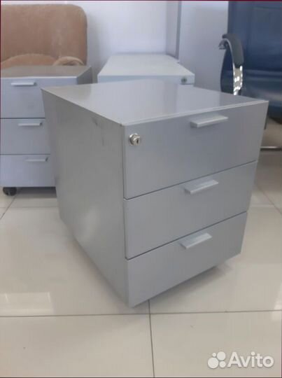 Тумба металлическая с ящиками