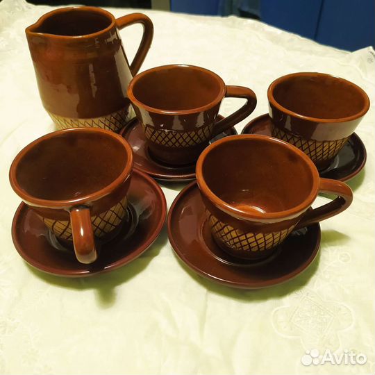 Кофейные чашки с блюдцами