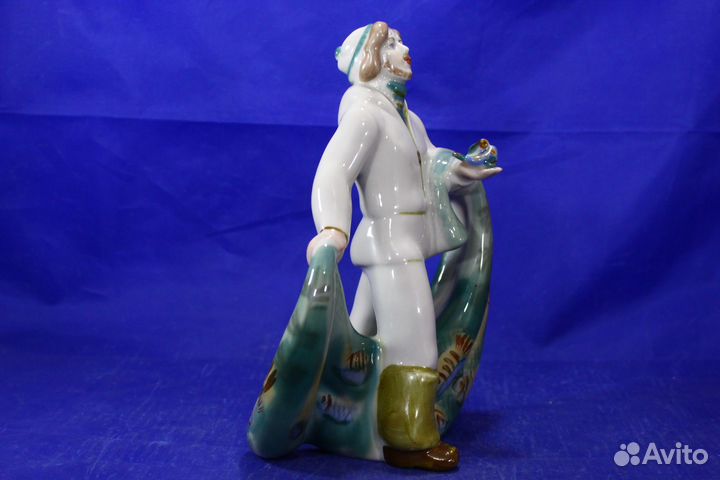 Фарфоровая статуэтка Рыбак с сетью высокий 22 см С