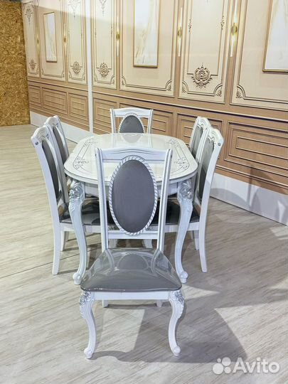 Стол и стулья