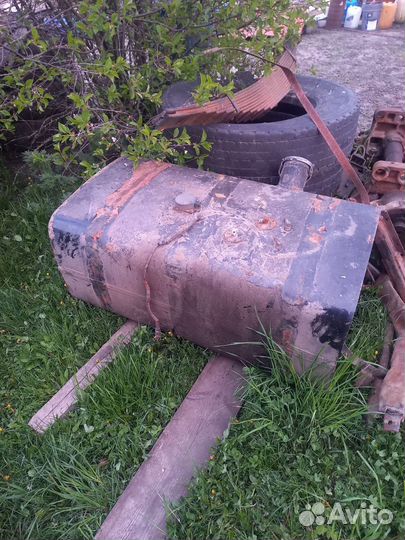 Бак с кронштейнами