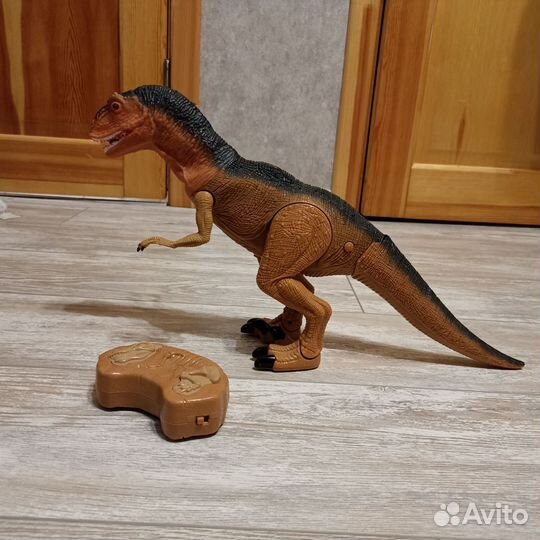 Динозавр с пультом управления