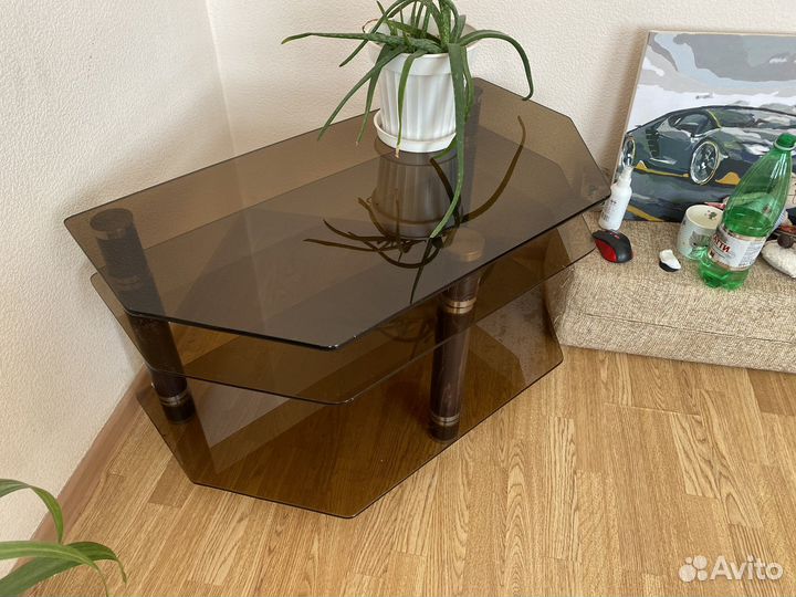 Стеклянная тумба под тв