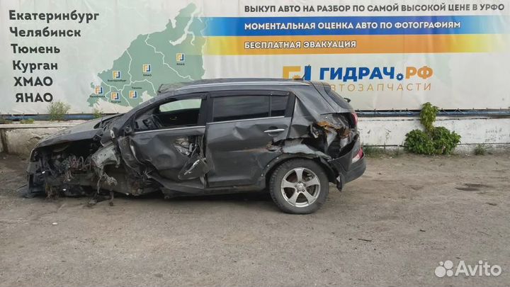 Накладка стекла заднего правого Kia Sportage (SL) 83220-3W010