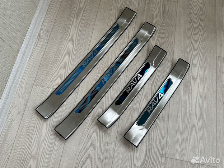 Toyota Rav4 (2012-2019) накладки на пороги