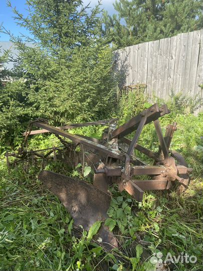 Плуг трехкорпусный