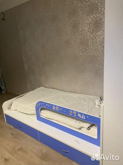 Детская кровать + стеллажи, матрас