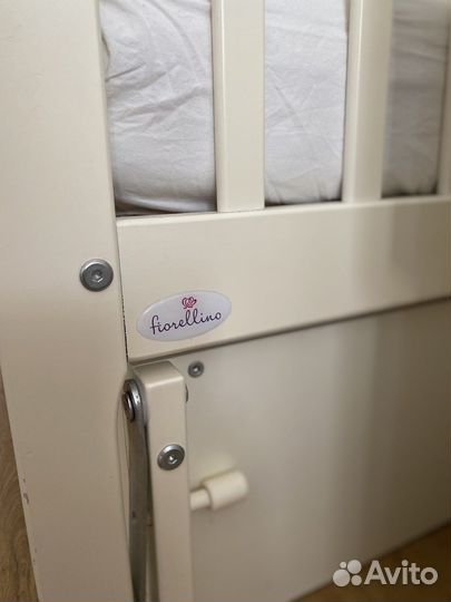 Детская кроватка с маятником и ящиком