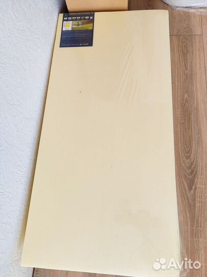 Ламинат новый и обои