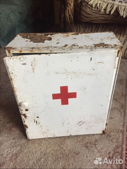 Металлическая аптечка-шкаф времён СССР