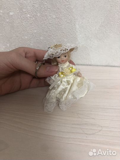 Кукла фарфоровая