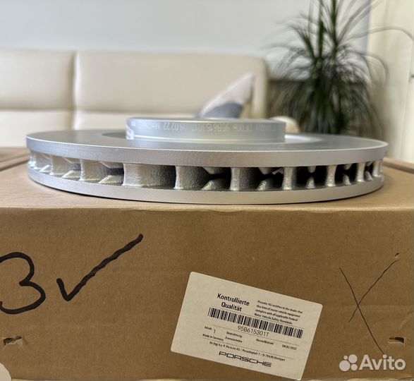Диск тормозной передний левый Porsche Macan 95B