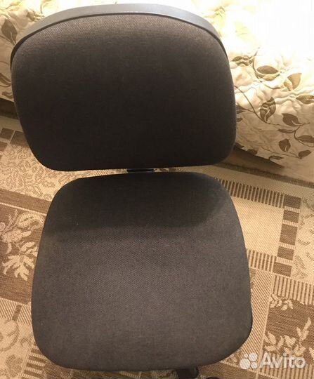 Стул офисный на колесах