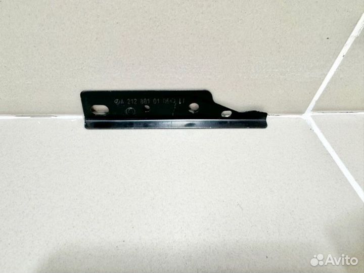 Крепление бампера переднее Mercedes-Benz E-Klasse