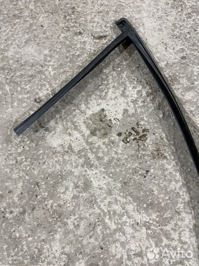 Уплотнитель стекла передний левый ford focus 3