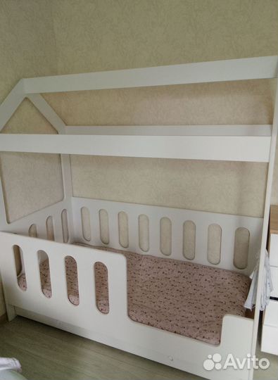 Детская кроватка домик