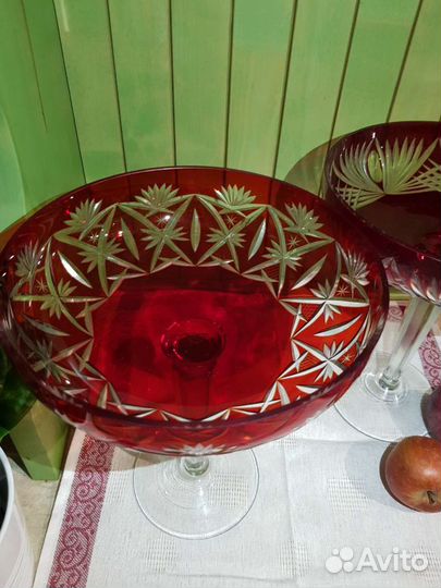 Огромная ваза на ножке цветной хрусталь