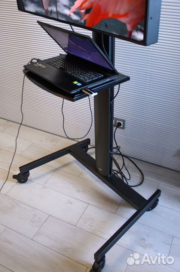 Мобильная стойка для презентаций и BKC