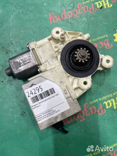 Моторчик стеклоподъемника задний правый Ford Focus