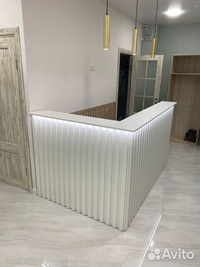 Ресепшен белый с рейками и подсветкой