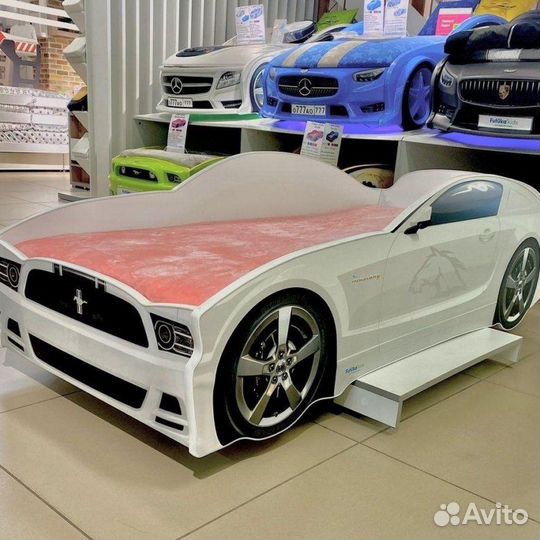 Детская кровать машина