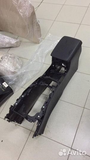 Подлокотник Мазда (консоль кожа)