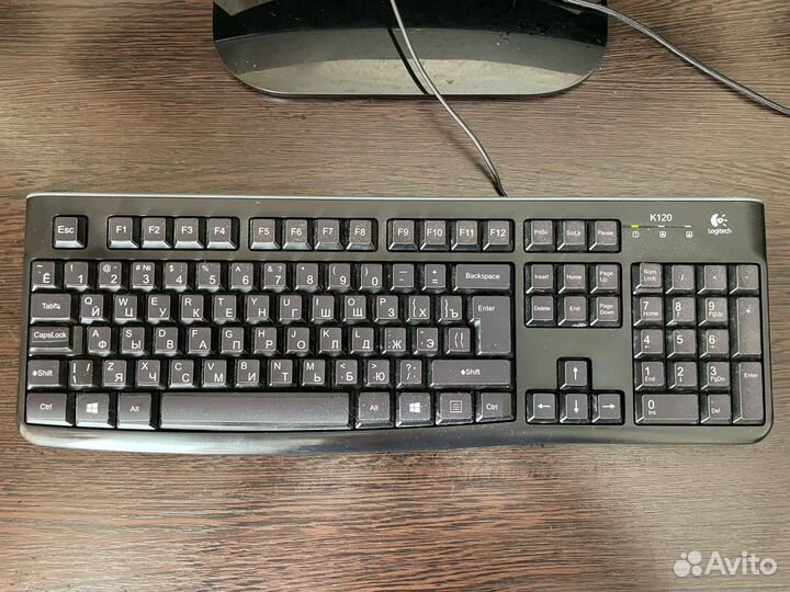 Игровой компьютер с девайсами и монитором