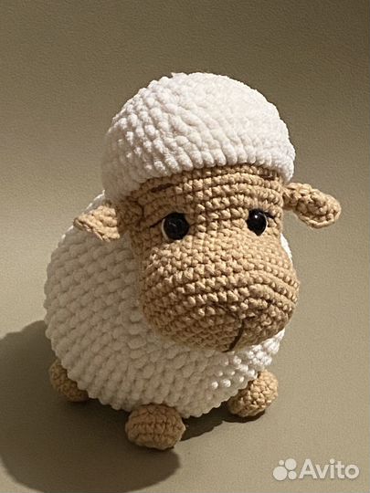 Вязаная мягкая игрушка ручной работы овечка