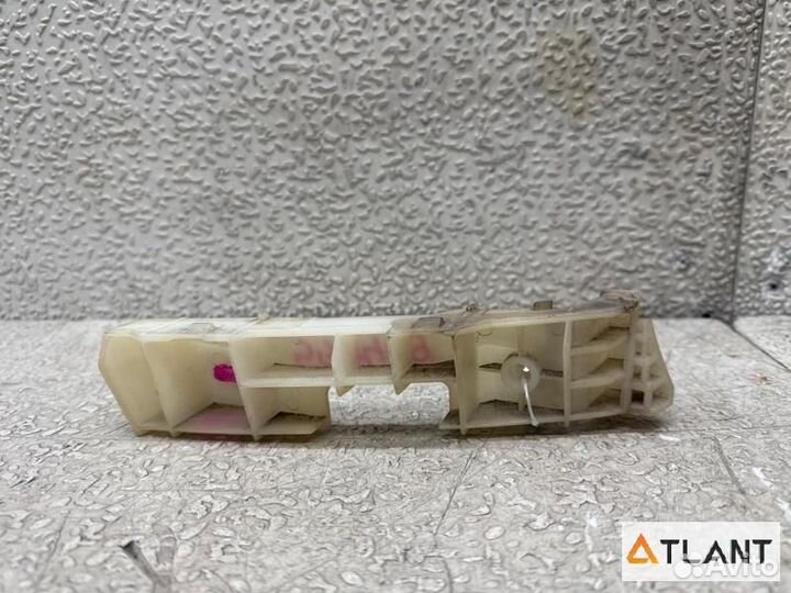 Крепеж бампера передняя правая nissan cube