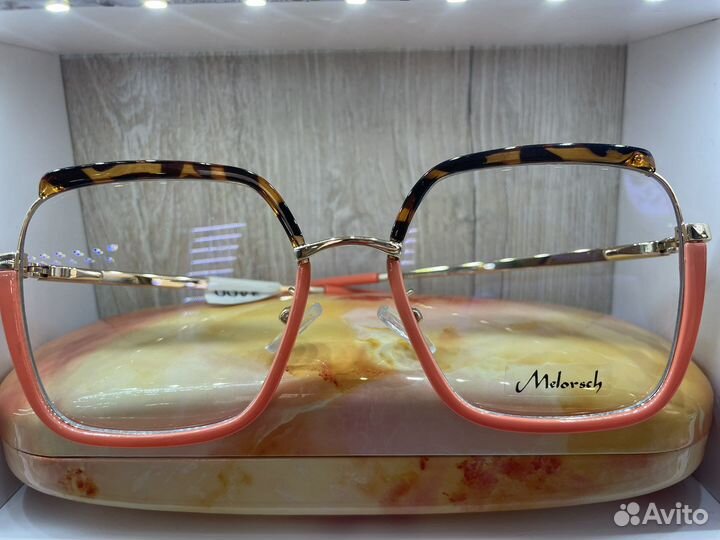 Оправа яркая, стильная