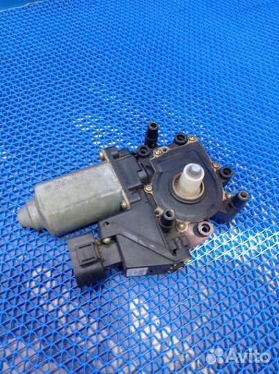 Моторчик стеклоподъемника Audi A6C5 седан AGA 1997