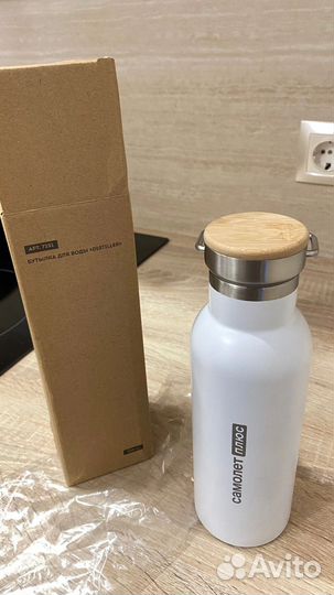 Белая бутылка для воды из нержавеющей стали. Новая