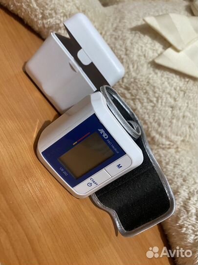 Тонометр AND UB-202 автоматический, на запястье