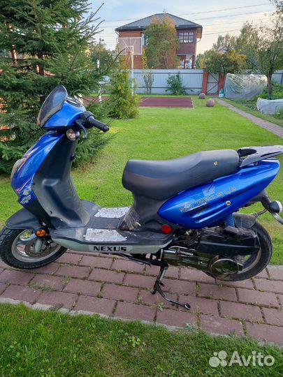 Скутер Nexus Street sLe