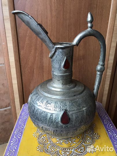 Персидский серебряный кувшин с агатами. Серебро