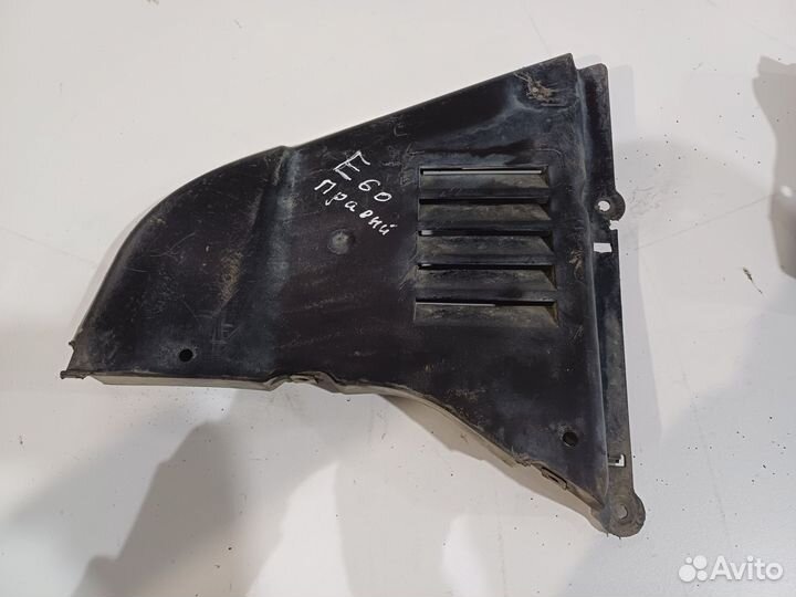 Локер переднего бампера правый BMW5E60