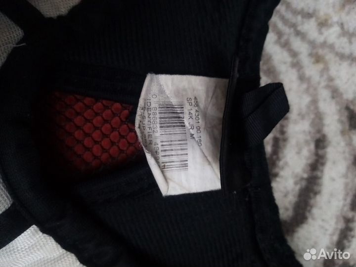 Нагрудник и коньки