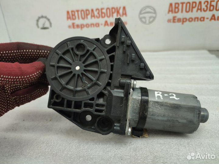 Моторчик стеклоподъемника передний правый Audi A8