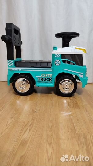 Машинка-каталка с родительской ручкой