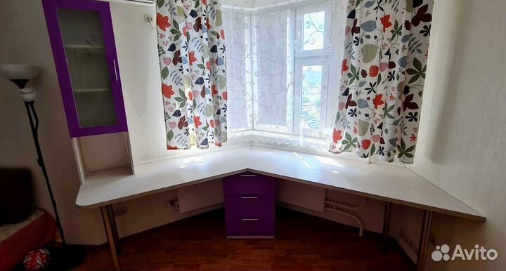 Рабочая зона в углу у окна